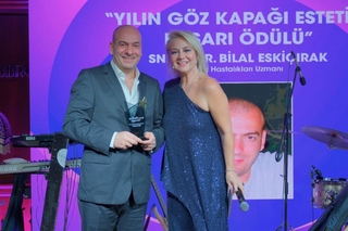 2025 ESTETİK ÖDÜLLERİ TÖRENİNDE OYLAMA SONUCU YILIN GÖZ KAPAĞI ESTETİĞİ BAŞARI ÖDÜLÜ OP. DR. BİLAL ESKİÇIRAK’A TAKDİM EDİLDİ