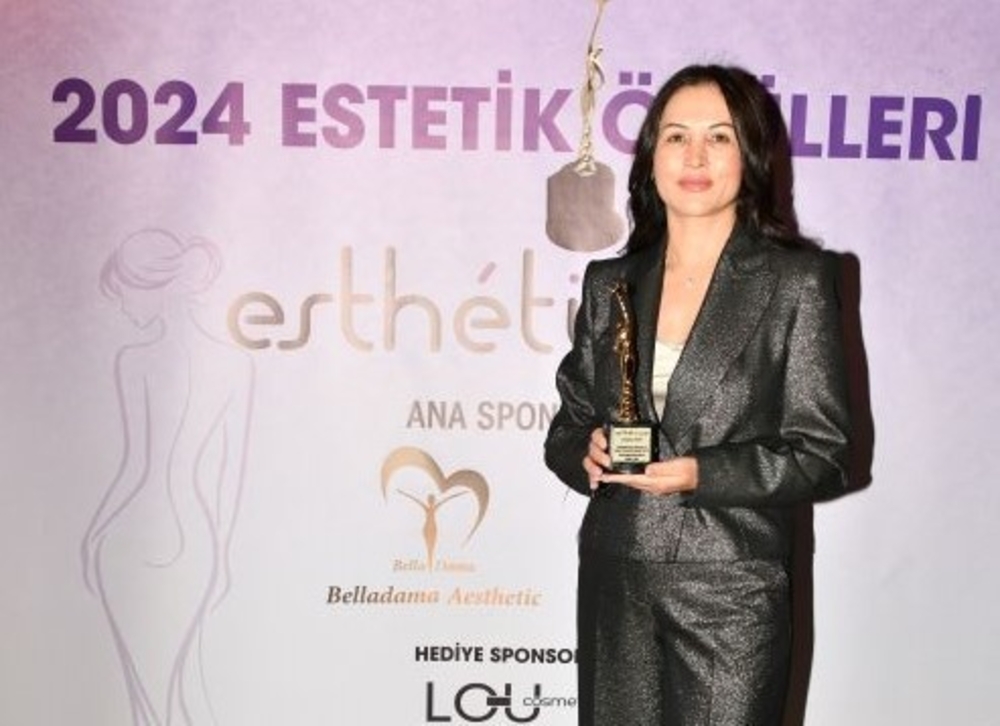 2024 ESTETİK ÖDÜLLERİNDE “YILIN GÜZELLİK VE SAĞLIK POLİKLİNİĞİ BAŞARI ÖDÜLÜ” MEDİCARE KURUCUSU EMİNE ÇAM’A VERİLDİ.