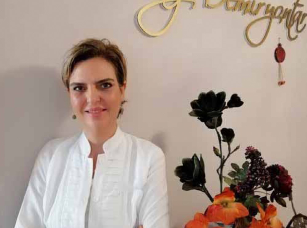 REFRESH GENÇLİK UYGULAMASI İLE PARLAYAN CİLTLER  Dr. Dilay Demiryontar